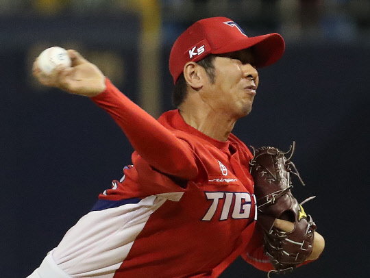 임창용 역투      (창원=연합뉴스) 김동민 기자 = 30일 경남 창원시 마산회원구 마산야구장에서 열린 2017년 프로야구 KBO 리그 기아 타이거즈와 NC 다이노스의 경기. 9회 말 기아 마무리 투수 임창용이 역투하고 있다. 2017.5.30       image@yna.co.kr  (끝)